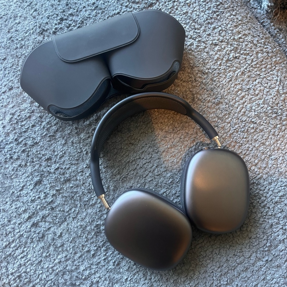 Apple Black AirPods Max with Case